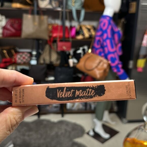 Victorias Secret Velvet Matte Metallic Liquid Lip .11oz Flash - Picture 2 of 2